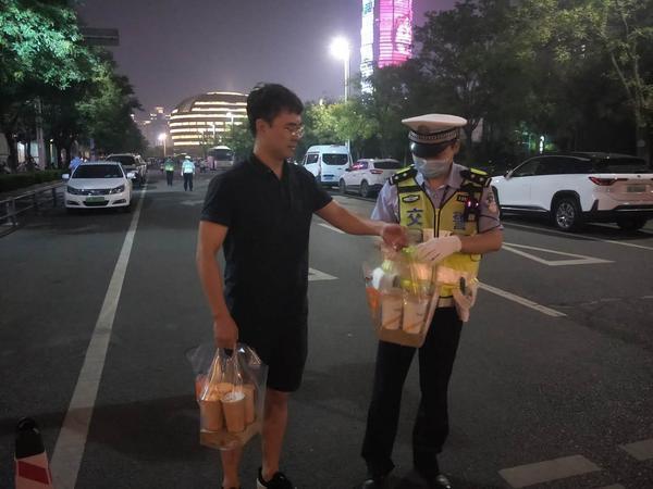 暖！郑州执勤民警收到“秋天第一杯奶茶”